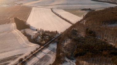 Karla kaplı bir yolun kış manzarası