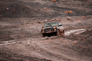 Çek Cumhuriyeti, Most, 2024 / 02 / 01, Lada Niva yolda, bir dağda yol aracı.