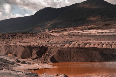 Açık bir maden ocağında kömür madenciliği, maden makinelerinin manzarası