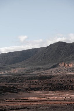Açık bir maden ocağında kömür madenciliği, maden makinelerinin manzarası