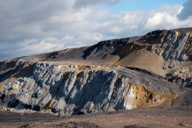 Açık bir maden ocağında kömür madenciliği, maden makinelerinin manzarası