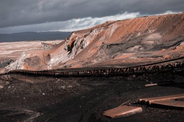Dağların manzarası, maden ocaklarında kömür madenciliği, maden makinelerinin manzarası.