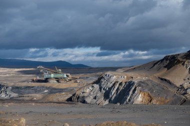 Açık havada madencilik, açık bir madende kömür madenciliği, maden makinelerinin manzarası.