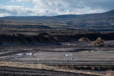 Kömür madenciliği, maden ocağında kömür madenciliği, maden makinelerinin manzarası.