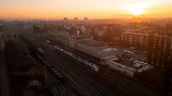 Çek Cumhuriyeti, Prostjov, 2024 / 01 / 30, gün batımında tren istasyonunun havadan görüntüsü, şehir manzarası