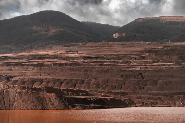 Açık bir maden ocağında kömür madenciliği, maden makinelerinin manzarası