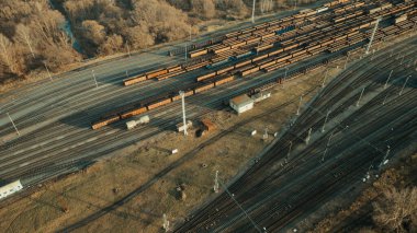 Çek Cumhuriyeti, Olomouc, 2023 / 12 / 27, sonbaharda demiryolu manzarası. Drone fotoğrafçılığı.