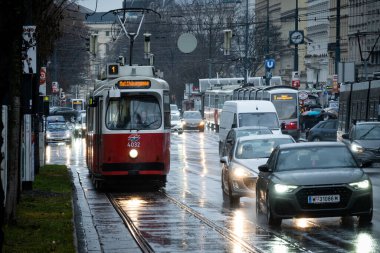 Avusturya, Viyana, 2023 / 12 / 15, şehirde kırmızı tramvay