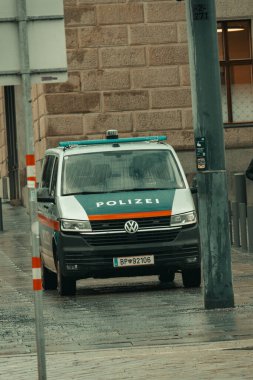 Avusturya, Viyana, 2023 / 12 / 15, araba şehirde park halinde.