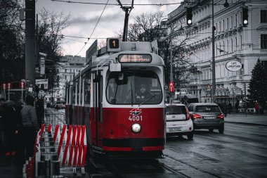 Avusturya, Viyana, 2023 / 12 / 15, Viyana 'daki Noel pazarında kırmızı tramvay