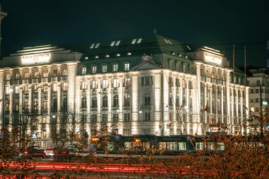 Avusturya, Viyana, 2023 / 12 / 15, gökyüzünün arka planındaki bina.