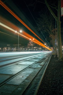 Trenin gece sokakta uzun süre durması, uzun süre maruz kalması.