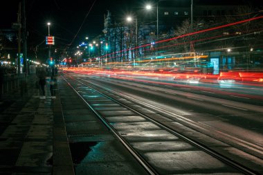 Viyana şehrinde gece trafiği, uzun süre açık