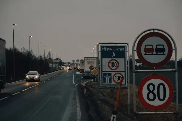 Avusturya, Viyana, 2023 / 12 / 15, sınır kapısını imzala