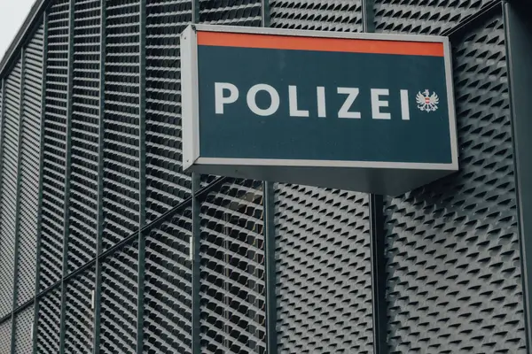 Avusturya, Viyana, 2023 / 12 / 15, Viyana şehir merkezinde polis merkezi imzası