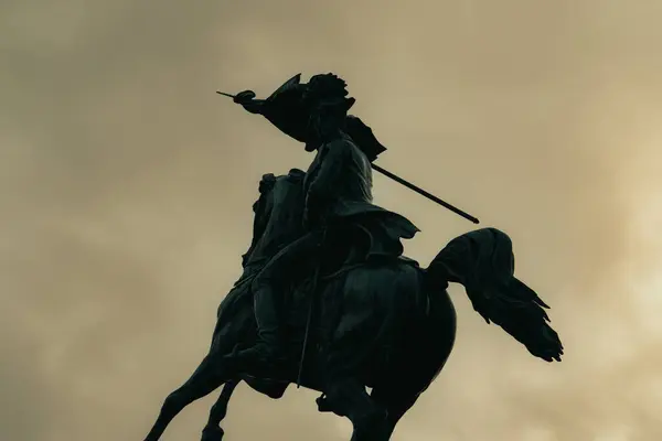 Gün batımının arka planında bir at heykeli