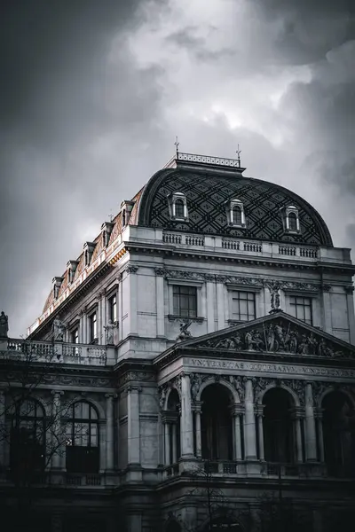 Avusturya, Viyana, 2023 / 12 / 15, Viyana 'nın merkezinde tarihi binalar, bulutlu gökyüzü