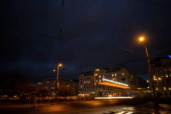 Avusturya, Viyana, 2023 / 12 / 15, trafik ışıklarının yandığı gece sokağı