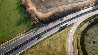Czechia 'da bir otoyolun havadan görünüşü