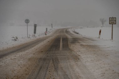 Dağlarda kış yolu