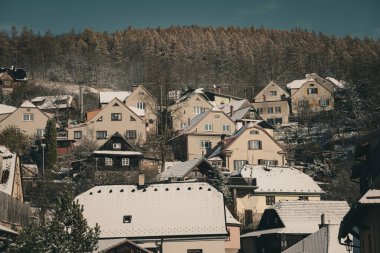 Kar manzarası, Çek Cumhuriyeti 'nde güzel doğa, Çek dağları, karlı dağlar, karlı evler, kulübeler.