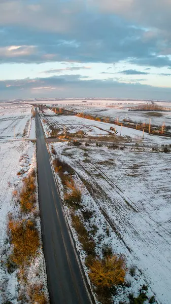 Kışın akşamları tarlalara giden yol.
