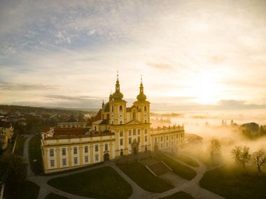 Şatonun üzerinde gün doğumu