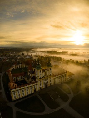 Şatodan gün batımı manzarası. Şehrin en güzel sonbahar manzarası.