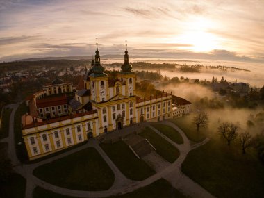 Dünyanın en ünlü simgesi olan şehrin köyündeki kilisenin hava manzarası..