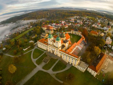 Dünyanın en ünlü simgesi olan şehrin köyündeki kilisenin hava manzarası..