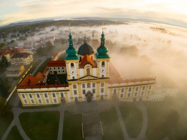 Aziz John Kilisesi 'nin havadan görünüşü. Czechia şehrindeki eski meydandaki Baptist John.