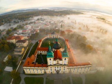 Sabahın en güzel sisinin olduğu şehrin hava manzarası.