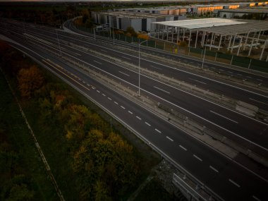 Geceleri şehirde otoyol.