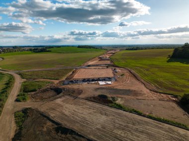 Şehirdeki bir inşaat alanının insansız hava aracı görüntüsü