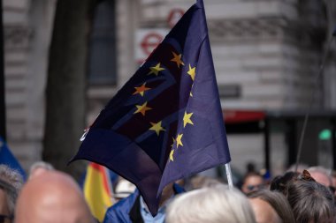 Birleşik Krallık, Londra, 2023 / 09 / 23 - Londra şehir merkezinde gösteri, Avrupa Birliği Brexit karşıtı gösteri, sokakta yürüyen protestocular, Brexit 'i protesto eden İngilizler