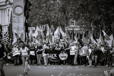 Birleşik Krallık, Londra, 2023 / 09 / 23 - Londra şehir merkezinde gösteri, Avrupa Birliği Brexit karşıtı gösteri, sokakta yürüyen protestocular, Brexit 'i protesto eden İngilizler