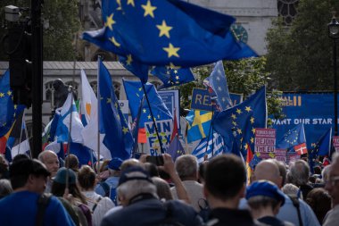 Birleşik Krallık, Londra, 2023 / 09 / 23 - Londra şehir merkezinde gösteri, Avrupa Birliği Brexit karşıtı gösteri, sokakta yürüyen protestocular, Brexit 'i protesto eden İngilizler