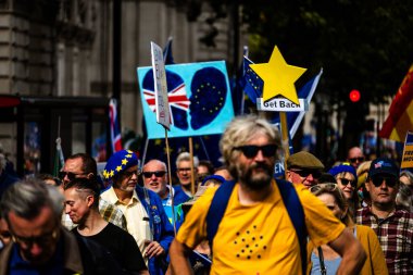 Birleşik Krallık, Londra, 2023 / 09 / 23 - Londra şehir merkezinde gösteri, Avrupa Birliği Brexit karşıtı gösteri, sokakta yürüyen protestocular, Brexit 'i protesto eden İngilizler