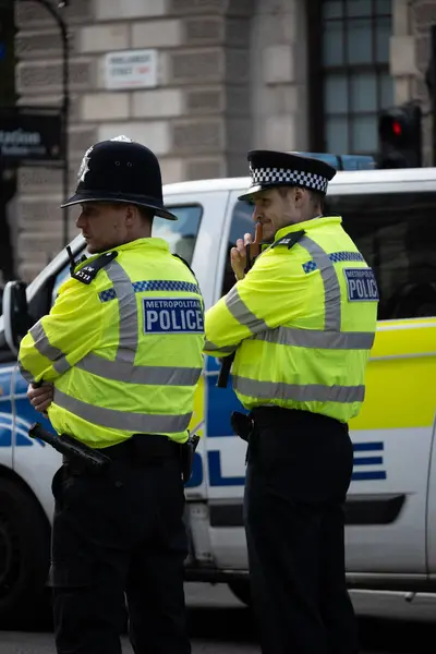 Birleşik Krallık, Londra, 2023 / 09 / 23 - Londra şehir merkezinde gösteri, Avrupa Birliği Brexit karşıtı gösteri, sokakta yürüyen protestocular, Brexit, Merkez Londra Polisi, İngiltere Polisi, Ulusal Polis