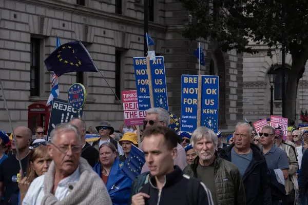 Birleşik Krallık, Londra, 2023 / 09 / 23 - Londra şehir merkezinde gösteri, Avrupa Birliği Brexit karşıtı gösteri, sokakta yürüyen protestocular, Brexit 'i protesto eden İngilizler