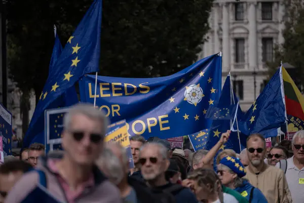Birleşik Krallık, Londra, 2023 / 09 / 23 - Londra şehir merkezinde gösteri, Avrupa Birliği Brexit karşıtı gösteri, sokakta yürüyen protestocular, Brexit 'i protesto eden İngilizler