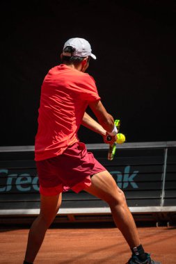 Çek Cumhuriyeti, Prostjov, 2024 / 06 / 08 profesyonel tenis oyuncusu iş başında, tenis maçı, kil maçı, atp, tenis