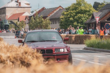 Çek Cumhuriyeti, Slatinice, 2024 / 05 / 25 - Motor Festivali, Moto Show, Bmw, Drift, Drift, izleyiciler, arabalar, sürüklenen arabalar, BMW E36