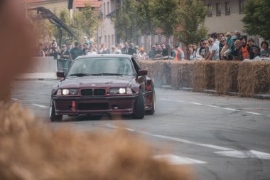 Çek Cumhuriyeti, Slatinice, 2024 / 05 / 25 - Motor Festivali, Moto Show, Bmw, Drift, Drift, izleyiciler, arabalar, sürüklenen arabalar, BMW E36