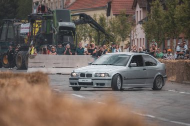 Çek Cumhuriyeti, Slatinice, 2024 / 05 / 25 - Motor Festivali, Moto Show, Bmw, Drift, Drift, izleyiciler, arabalar, sürüklenen arabalar, BMW E36