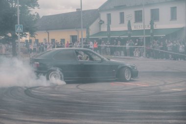 Çek Cumhuriyeti, Slatinice, 2024 / 05 / 25 - Motor Festivali, Moto Show, Bmw, Drift, Drift, izleyiciler, arabalar, sürüklenen arabalar, BMW E36