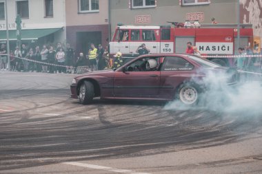 Çek Cumhuriyeti, Slatinice, 2024 / 05 / 25 - Motor Festivali, Moto Show, Bmw, Drift, Drift, izleyiciler, arabalar, sürüklenen arabalar, BMW E36