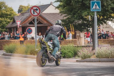 Çek Cumhuriyeti, Slatinice, 2024 / 05 / 25 - Motor Festivali, Moto Show, Bmw, Drift, Drift, izleyiciler, dublör sürüş ve sürüş şovu, motosiklet