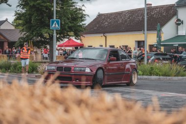 Çek Cumhuriyeti, Slatinice, 2024 / 05 / 25 - Motor Festivali, Moto Show, Bmw, Drift, Drift, izleyiciler, arabalar, sürüklenen arabalar, BMW E36