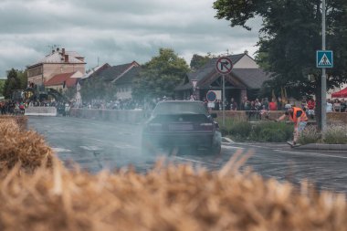 Çek Cumhuriyeti, Slatinice, 2024 / 05 / 25 - Motor Festivali, Moto Show, Bmw, Drift, Drift, izleyiciler, arabalar, sürüklenen arabalar, BMW E36